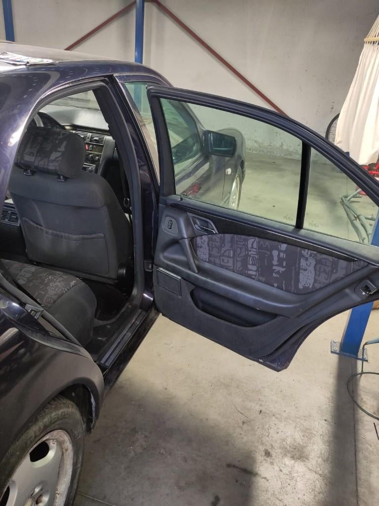 Mercedes E220 bouwjaar 1996, Auto's, Euro 2, 4 deurs, Zwart, 4 cilinders