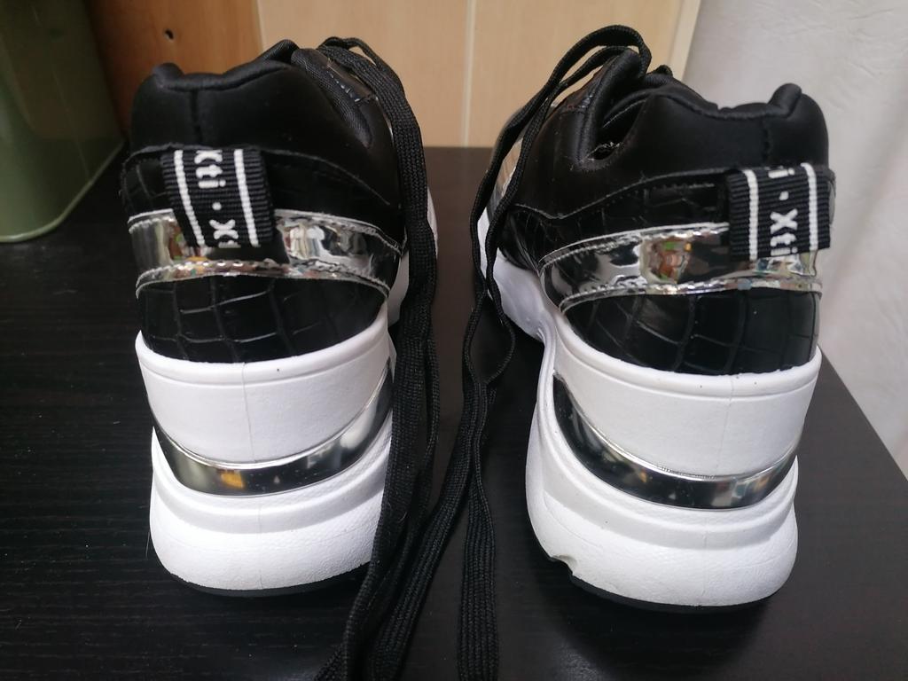 Sneakers noires et argentées taille 37 portées seulement deu, Enlèvement ou Envoi, Noir, Sneakers et Baskets