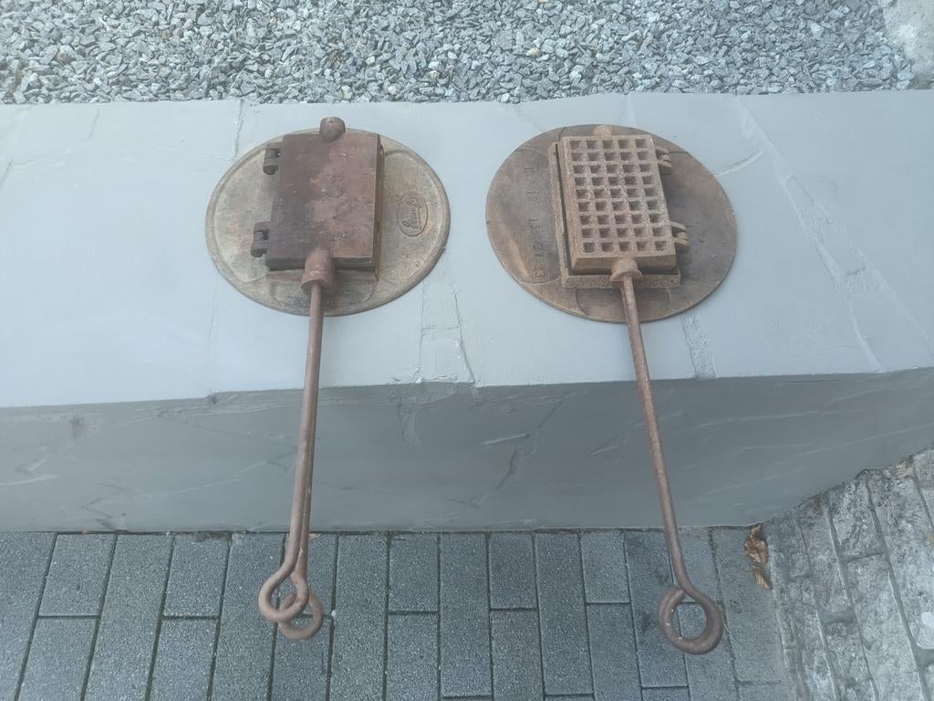 2 gietijzeren wafelijzer met bijhorende draaischijven, Antiek en Kunst, Ophalen