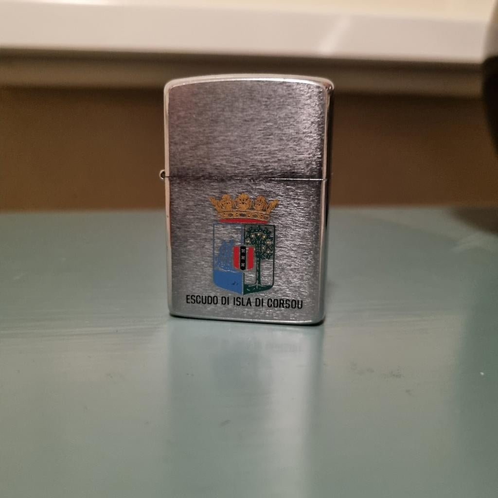 Vintage Zippo 1981 – Wapen van Curaçao (Escudo di Isla di Co, Ophalen of Verzenden, Gebruikt, Aansteker