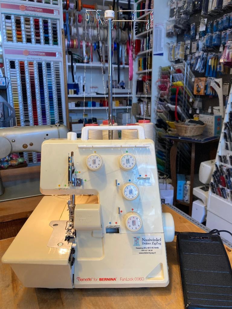 Bernette FunLock 006D - topmachine!, Hobby & Loisirs créatifs, Machines à coudre & Accessoires, Utilisé, Surjeteuse, Bernina, Enlèvement ou Envoi
