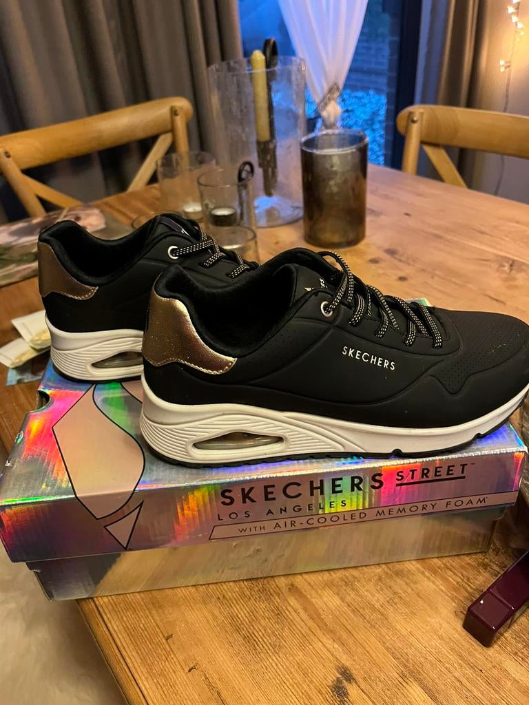 Zwarte skechers maat 38 met luchtvering, Kleding | Dames, Schoenen, Ophalen, Zo goed als nieuw
