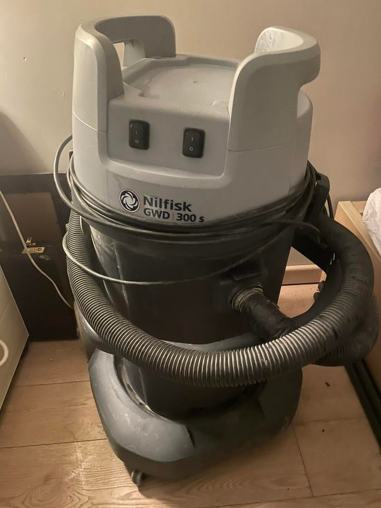 Nilfisk Aspirateur sans sac, Enlèvement, Utilisé