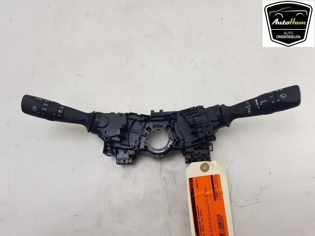 COMBISCHAKELAAR STUUR Toyota Auris Touring Sports (E18), Gebruikt, Toyota