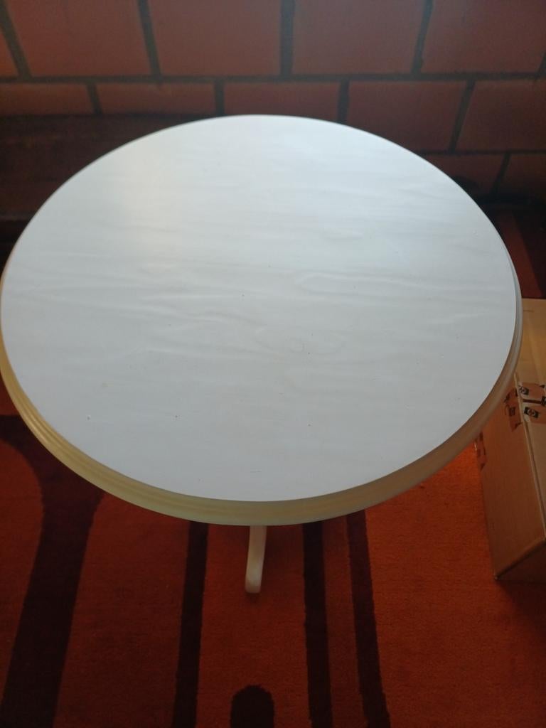 Wit tafeltje om plantjes op te zetten, Ophalen