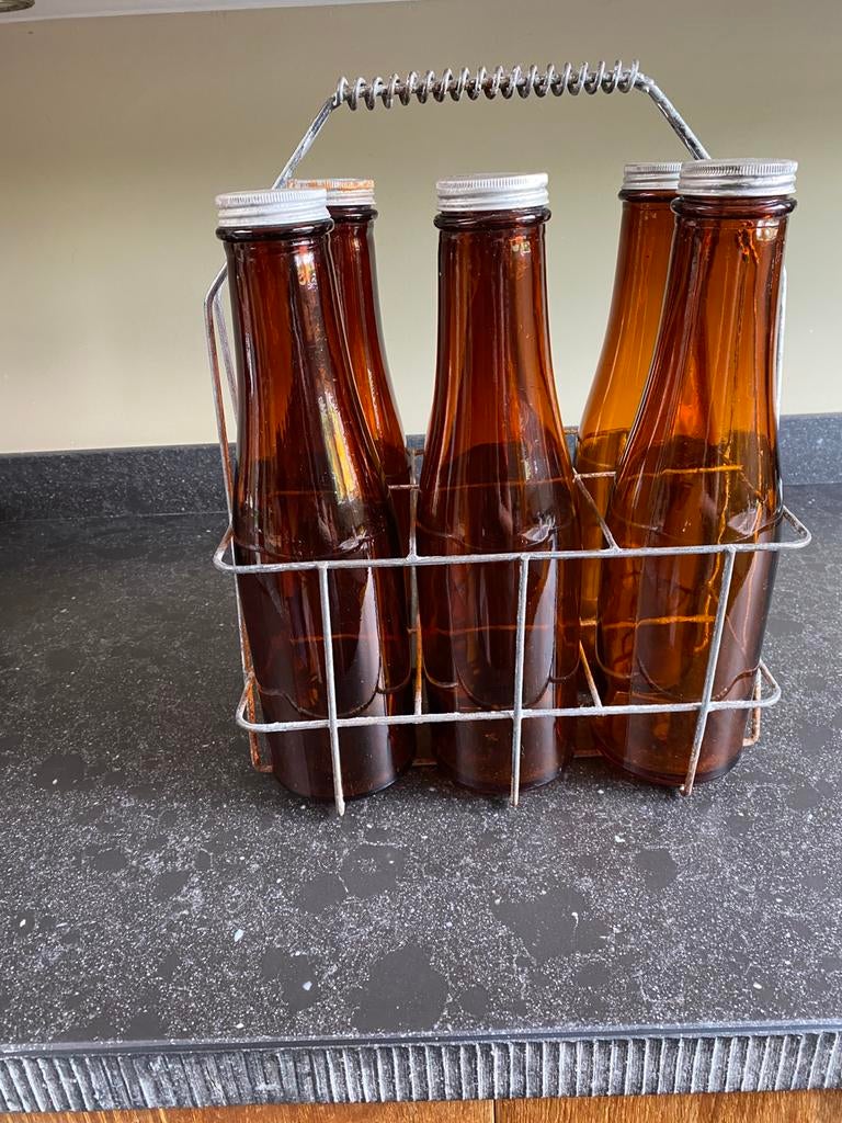 Anciennes bouteilles de conservation dans un panier, Antiquités & Art, Enlèvement