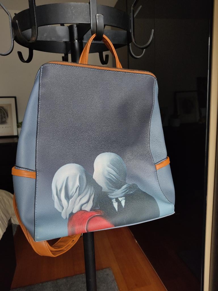 sac à dos Kevin, The Lovers (René Magritte), Bijoux, Sacs & Beauté, Sacs | Sacs à dos, Utilisé, Autres marques, Enlèvement ou Envoi