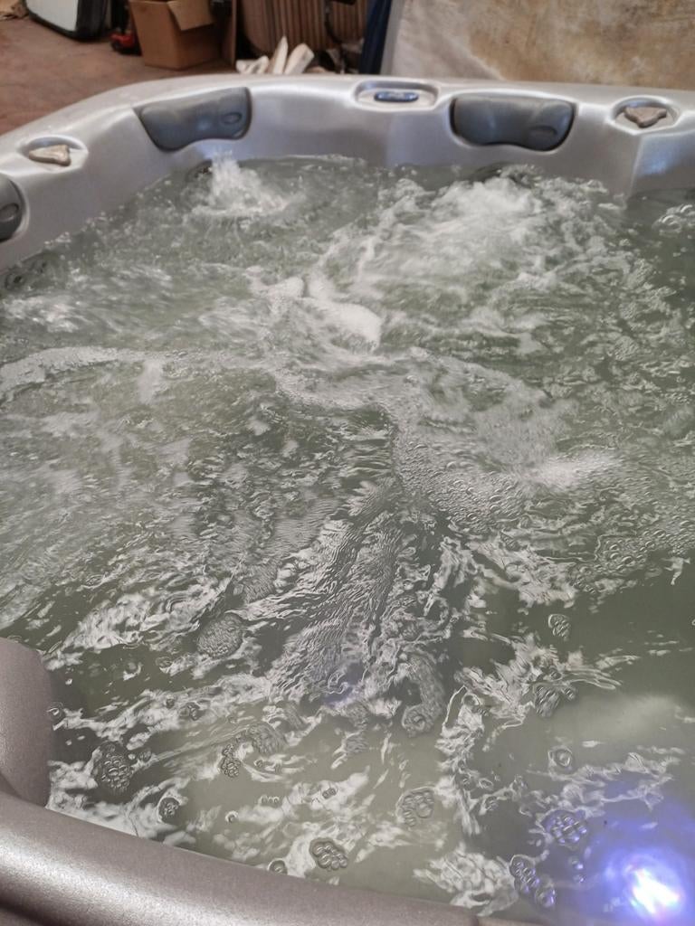 Jacuzzi livré gratuitement, Enlèvement ou Envoi