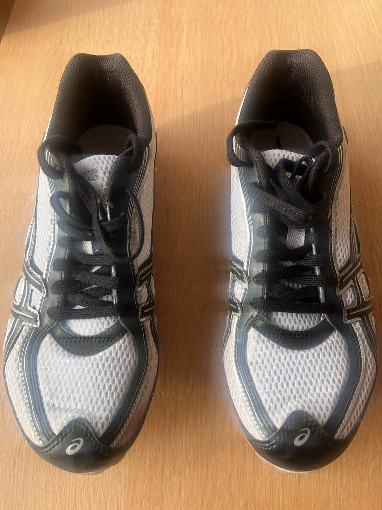 Spikes Asics blanc/noir, Sports & Fitness, Course à pied, Comme neuf, Enlèvement, Spikes