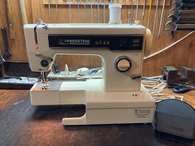 Lewenstein Amazone 560 naaimachine - Super Stretch, Hobby & Loisirs créatifs, Machines à coudre & Accessoires, Utilisé, Machine à coudre