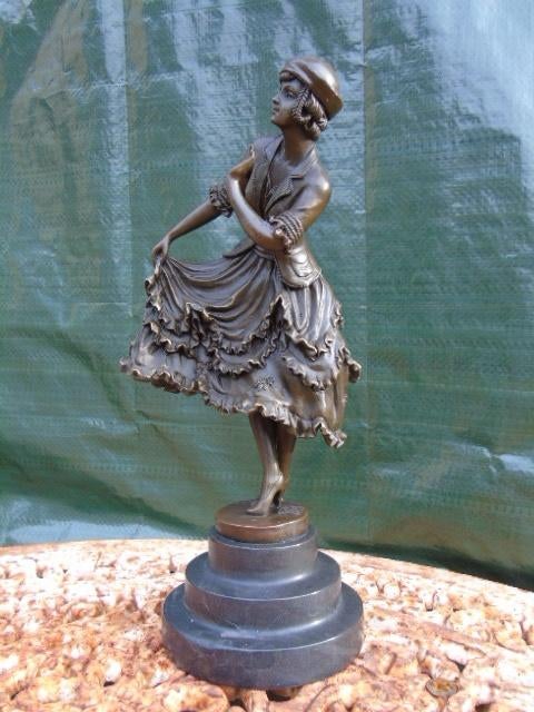 Een elegante vrouw in brons, gesigneerd, COLINET, Ophalen of Verzenden, Brons