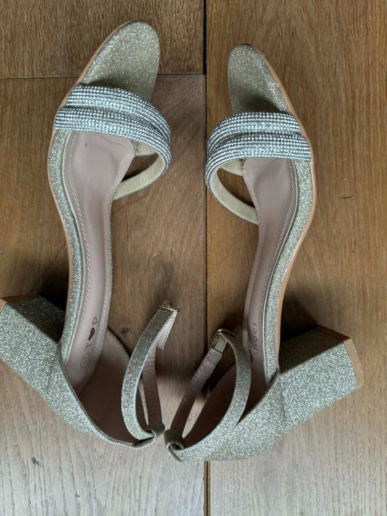 Feestsandalen zilver/goud glitter met riempje 37, Zo goed als nieuw, Overige kleuren, Topshoes, Sandalen of Muiltjes