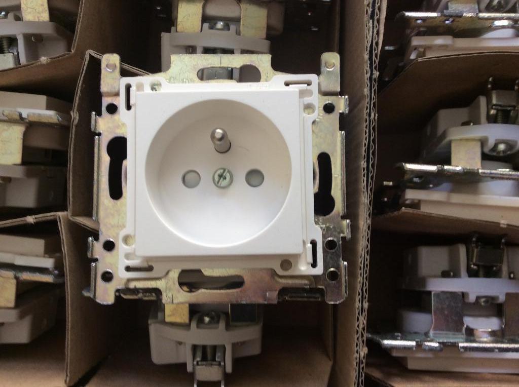 Niko original white  stopcontacten met aarding, Ophalen of Verzenden, Nieuw, Stekker