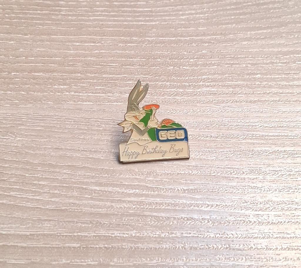 PIN - GEO - BUGS BUNNY - LOONEY TUNES - WARNER BROS, Envoi, Utilisé, Figurine, Insigne ou Pin's