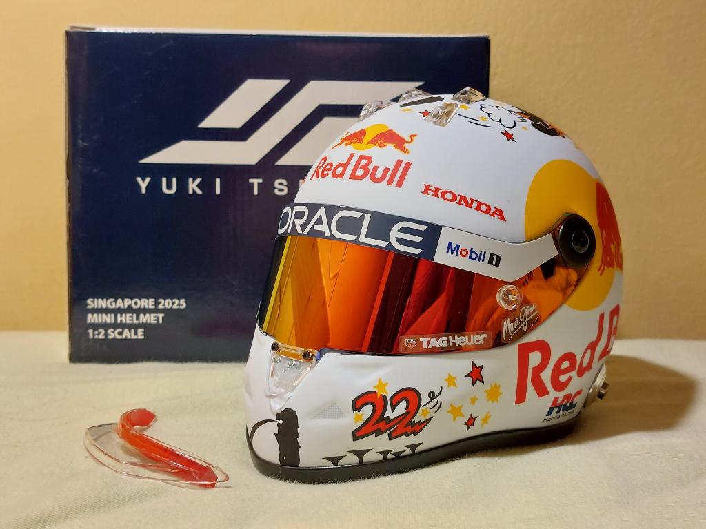 Casque Yuki Tsunoda Red Bull F1 GP 2025 1:2 de Singapour, Collections, Enlèvement ou Envoi, Neuf, ForTwo