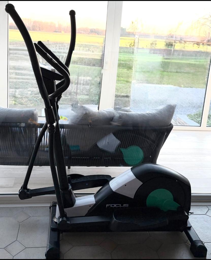 Crosstrainer Focus Fitness Fox 3 zo goed als nieuw, Sport en Fitness, Ophalen, Zo goed als nieuw, Buik, Crosstrainer