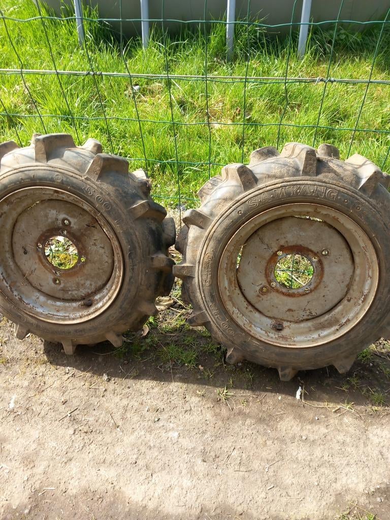 3 paires  de pneus motoculteur.