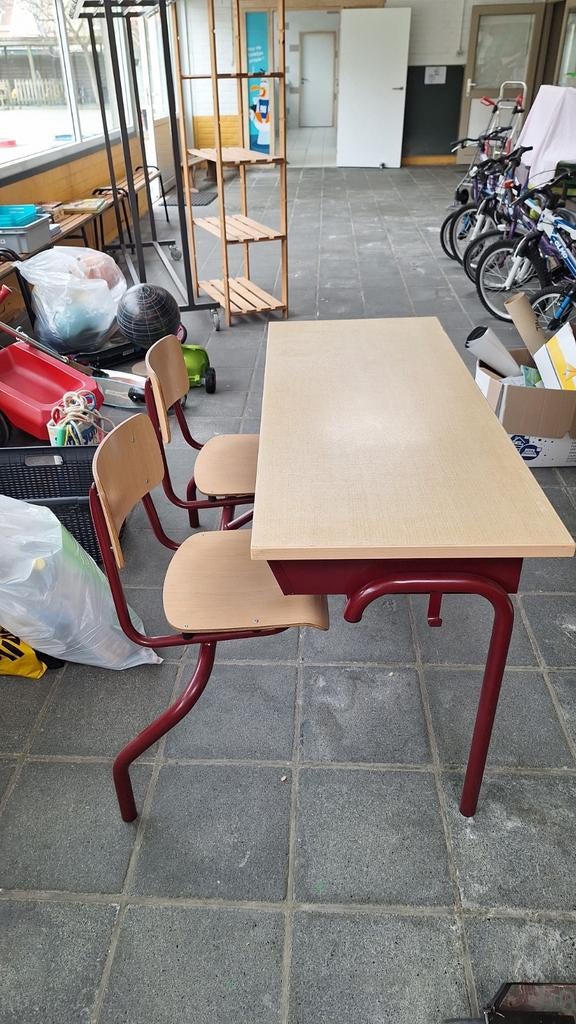 Gratis schoolbanken en matriaal, Enlèvement