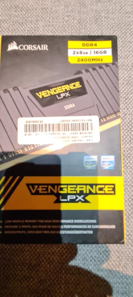 2 X 8GB Corsair DDR4 ram, Computers en Software, RAM geheugen, DDR4, Ophalen of Verzenden, Zo goed als nieuw, Desktop