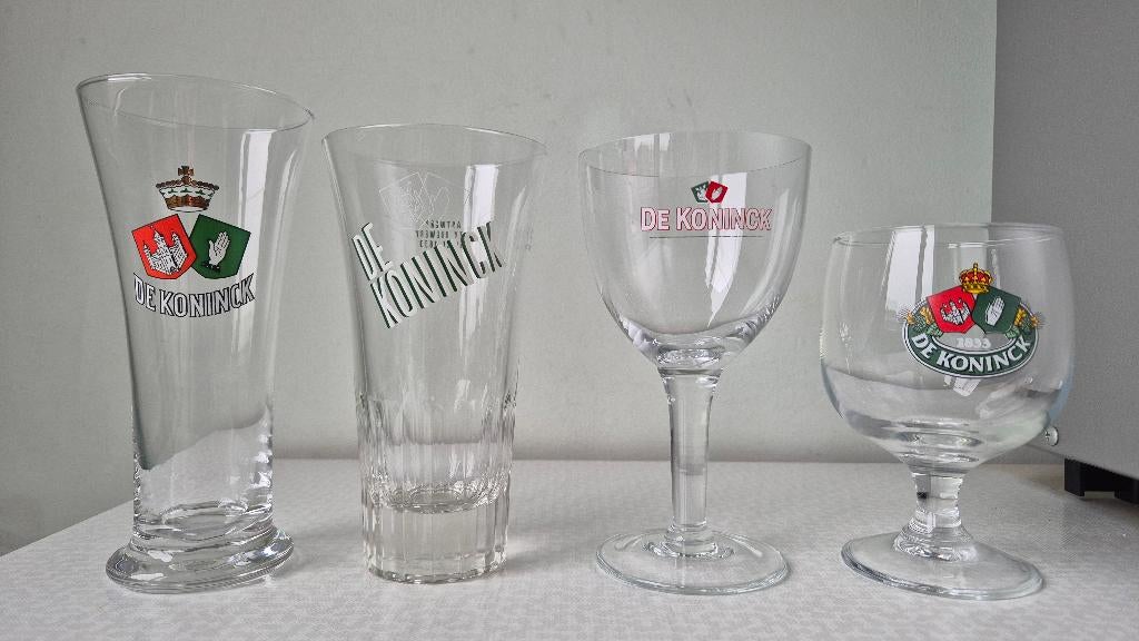 Art. 922 DE KONINCK - Set van 4 "Vintage" Glazen, Verzamelen, Ophalen, Zo goed als nieuw, Glas of Glazen, De Koninck