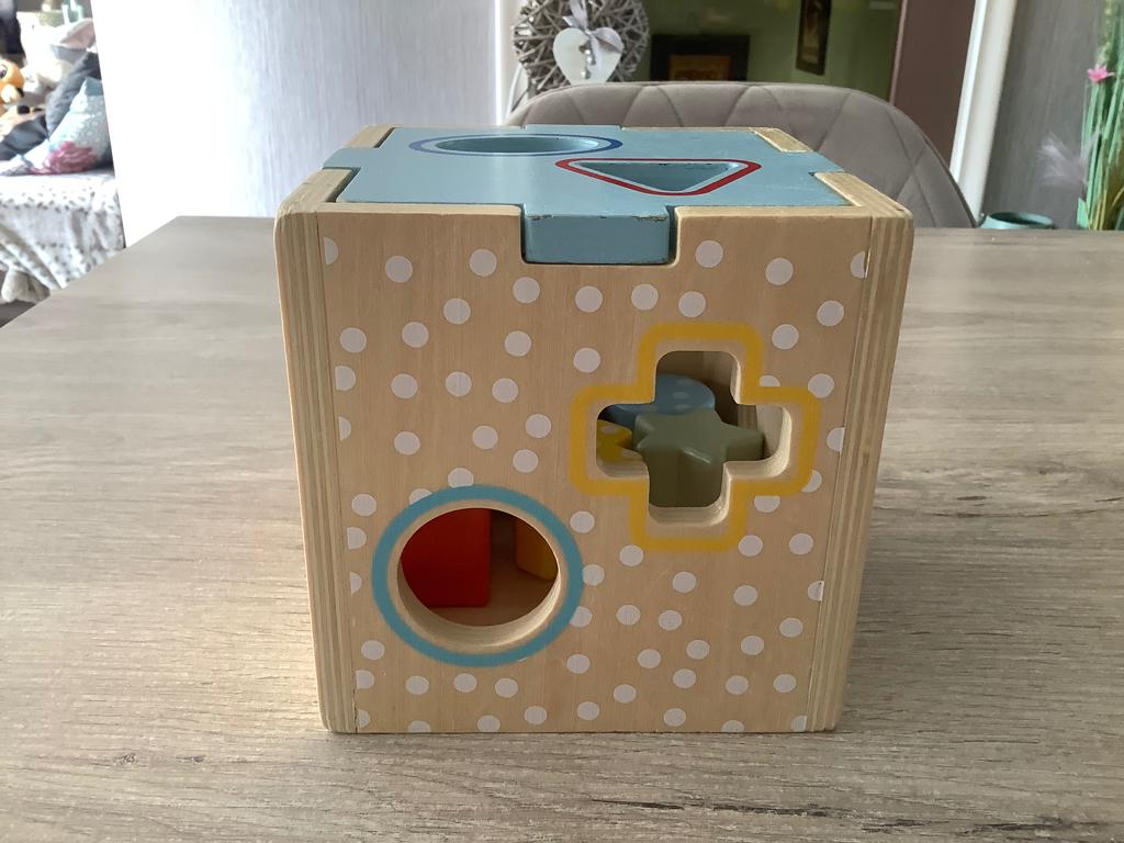 Houten speelgoed kubus met vormen (14x14 cm, Ophalen of Verzenden, Zo goed als nieuw, Puzzelen