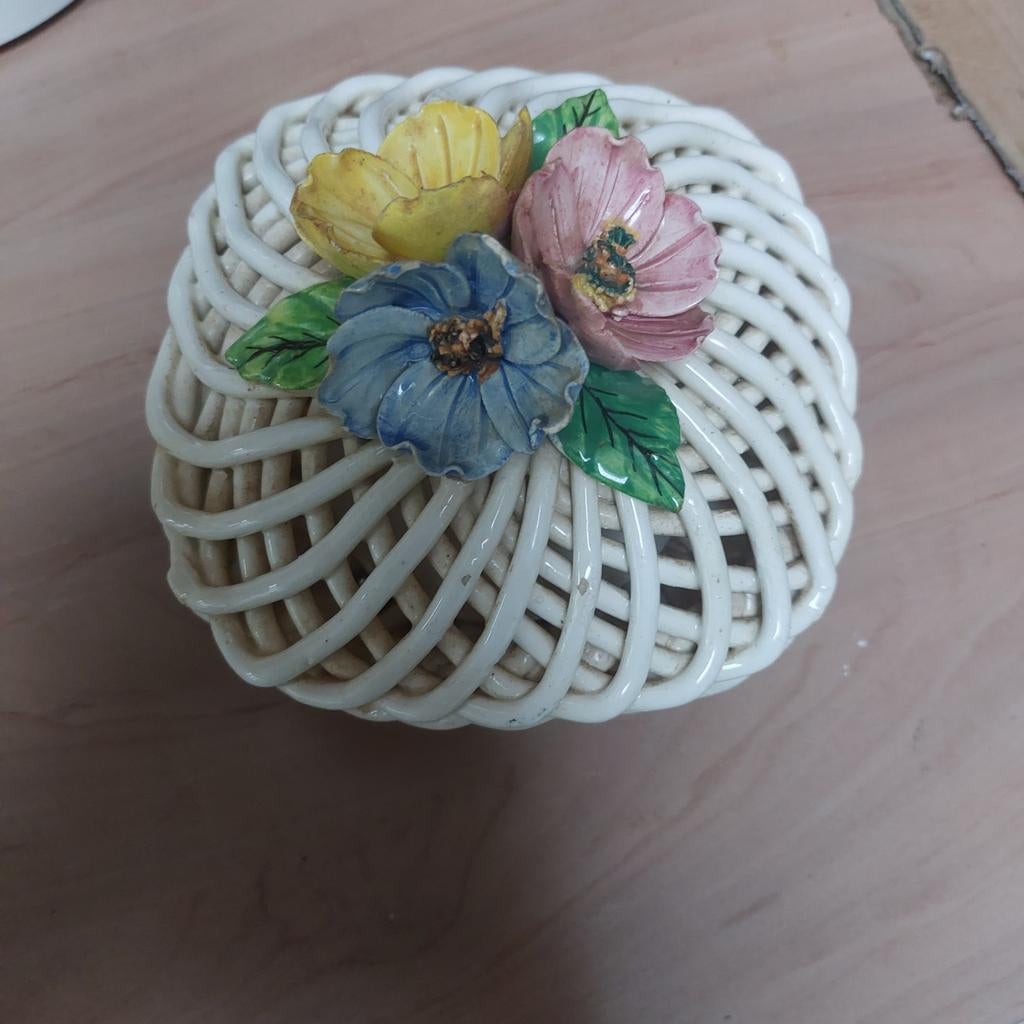 Porseleinen potje met bloemetjes, Ophalen