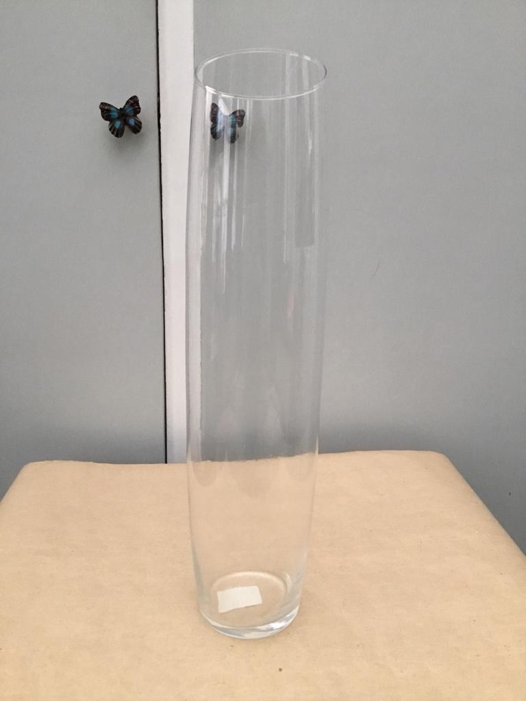 Hoge vaas in glas transparant schuine opening, Huis en Inrichting, Woonaccessoires | Vazen, Ophalen of Verzenden, Zo goed als nieuw