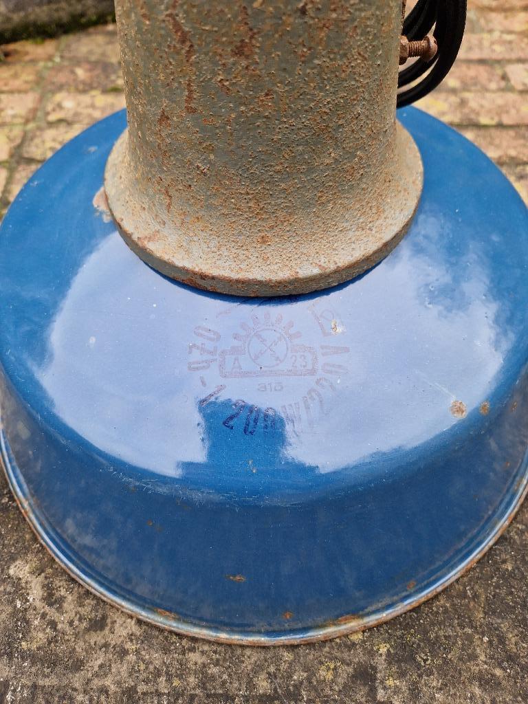 Suspension industrielle en tôle émaillée bleue, années 60, Enlèvement ou Envoi