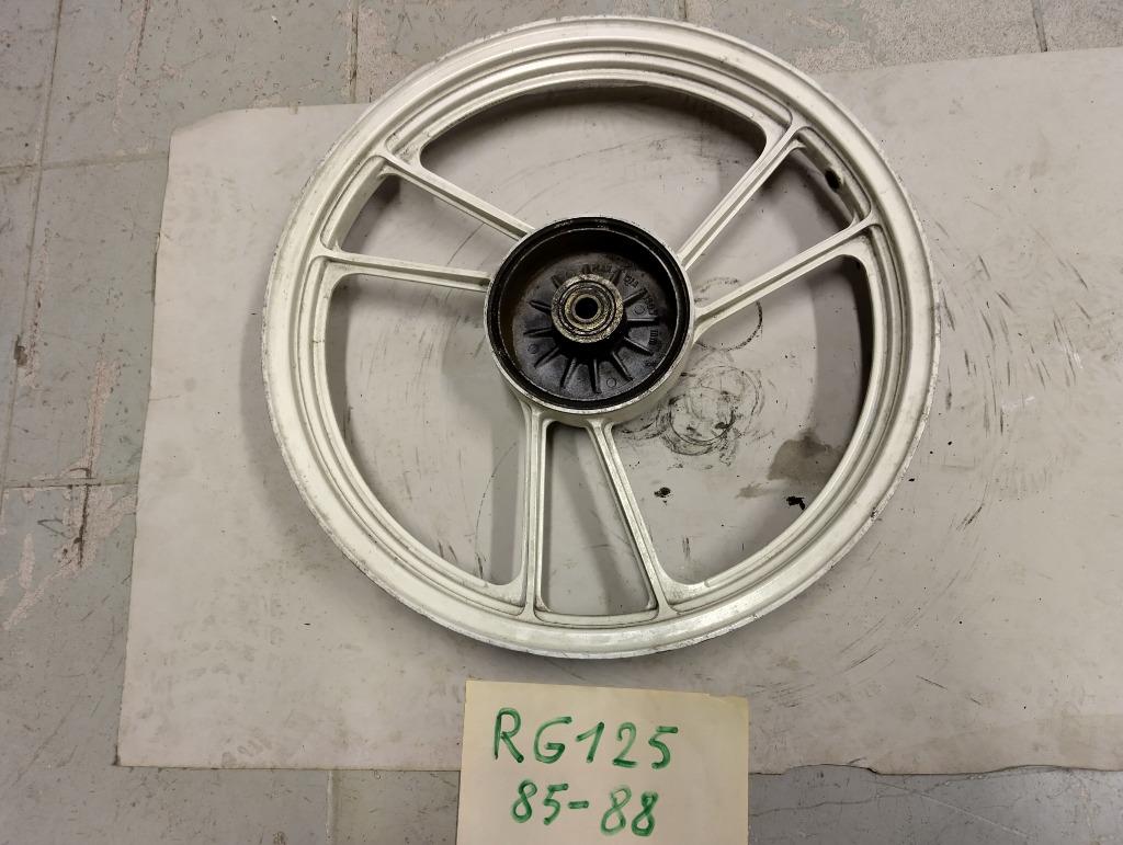 suzuki rg 125 van '83- '86 achterwiel velg, Enlèvement ou Envoi, Utilisé