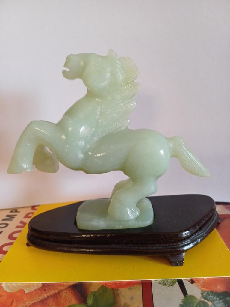 Heel mooi paardje in natuursteen een soort jade , staat op., Antiek en Kunst, Ophalen