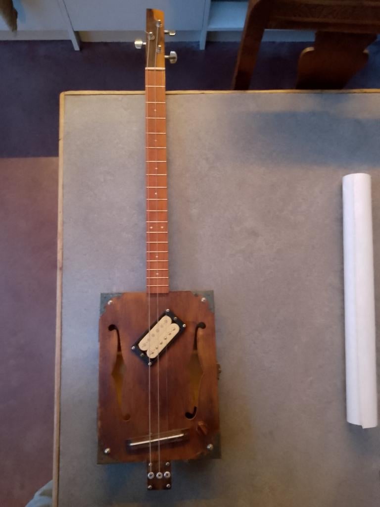 Cigar box gitaar met gigbag, Ophalen