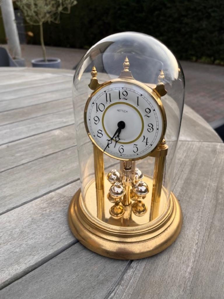 Hettich klok onder stolp, Enlèvement