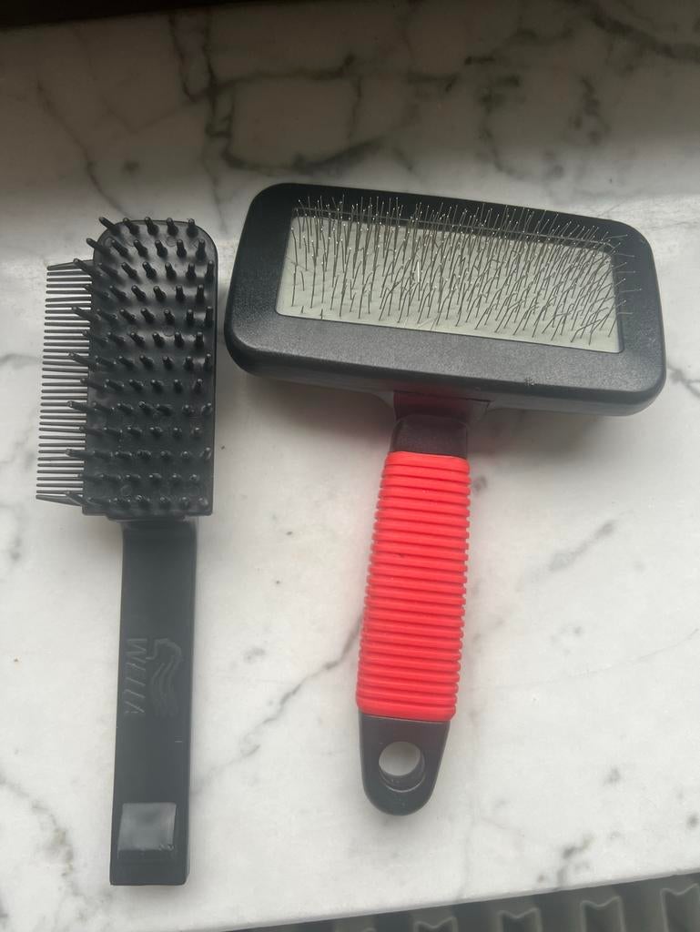 2 brosses pour animaux chiens, Enlèvement, Comme neuf