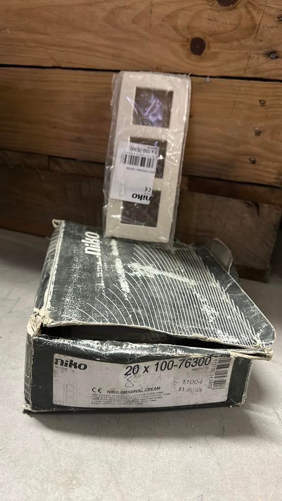 8stuks Niko Drievoudige afdekplaat verticaal cream, Enlèvement ou Envoi, Comme neuf