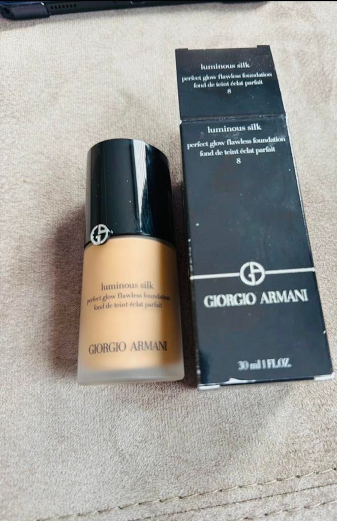 Giorgio Armani Luminous Silk Foundation - Shade 8 - Nieuw, Overige kleuren, Gehele gezicht, Nieuw, Ophalen of Verzenden