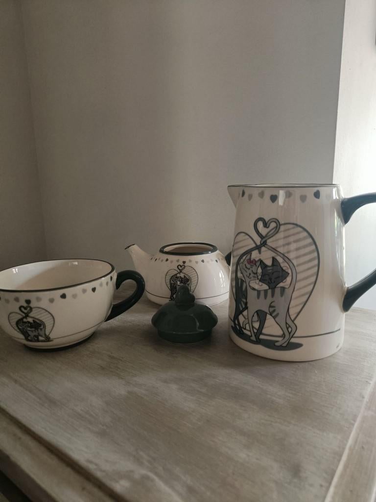 Theepot + kruik voor katten, Ophalen