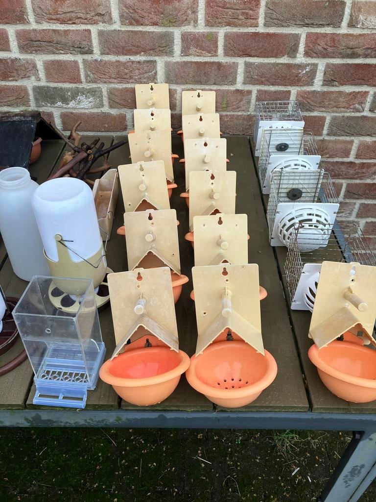 KANARIE MATERIAAL: WASBAKJES-DRINKPOTJES-NESTKASTJES-, Ophalen, Zo goed als nieuw