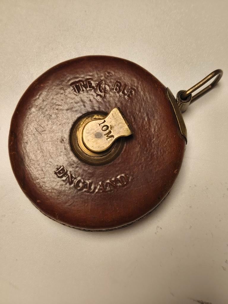 Très ancien mètre d'arpenteur en cuir et en laiton, Envoi