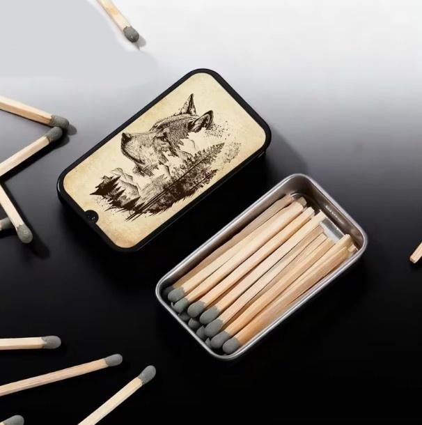Vintage Iron Matchbox met Wolf Design - Nieuw, Verzamelen, Blikken, Nieuw, Verzenden