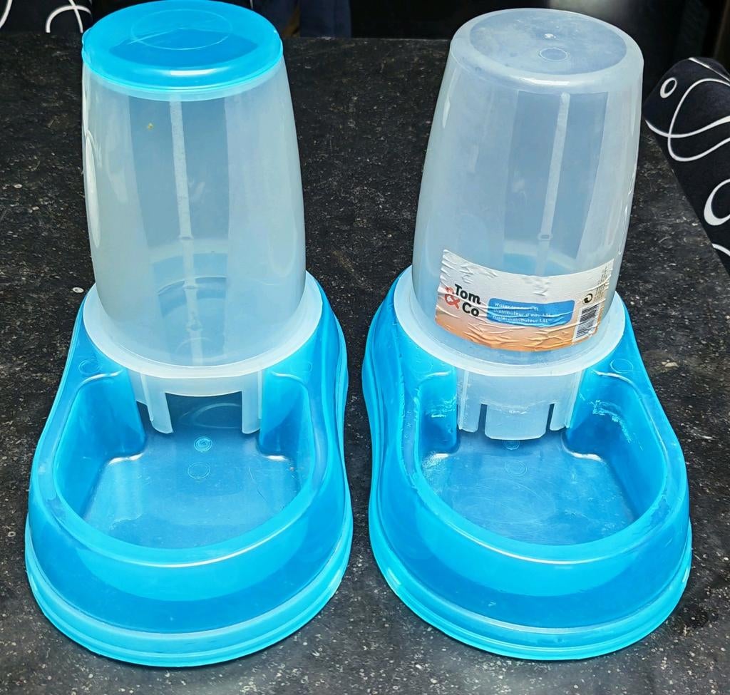 2 Distributeurs eau et croquettes 1.5L Tom&Co, Utilisé