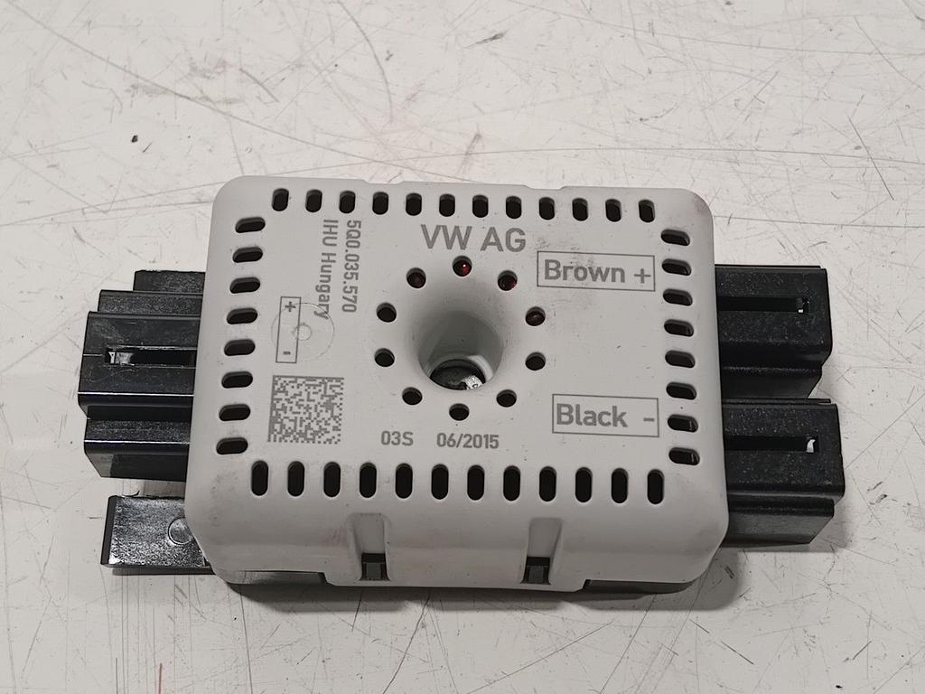 Antenne versterker Volkswagen Golf, Enlèvement ou Envoi, Van der Ven Autorecycling B.V., Onderdelen@venauto.nl, Ettenseweg 76, 4706 PB Roosendaal, The Netherlands