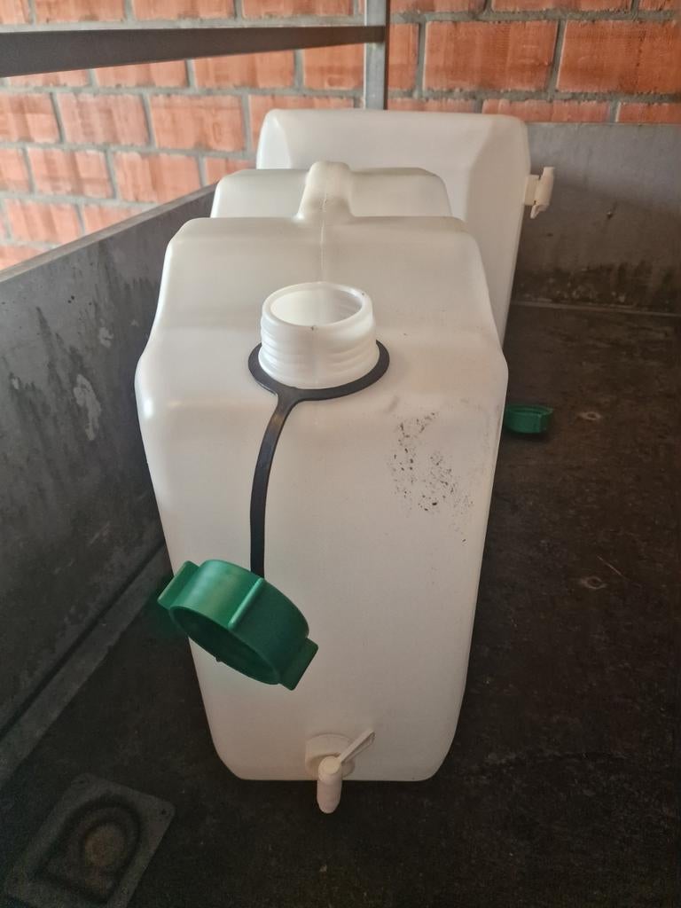 2 jerrycans met tapkraan, Ophalen
