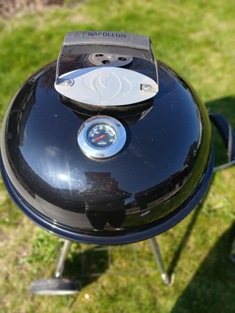 HOUTSKOOLBARBECUE NAPOLEON MET BRIKETTENSTARTER EN BRIKETTEN, Ophalen, Gebruikt, Zie foto