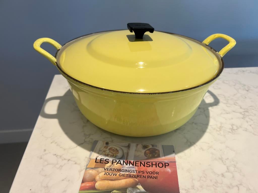 Le Creuset Faitout vintage 32 cm en jaune Elysées, Maison & Meubles, Enlèvement ou Envoi, Utilisé, Poêle à frire ou Sauteuse, Plaque céramique