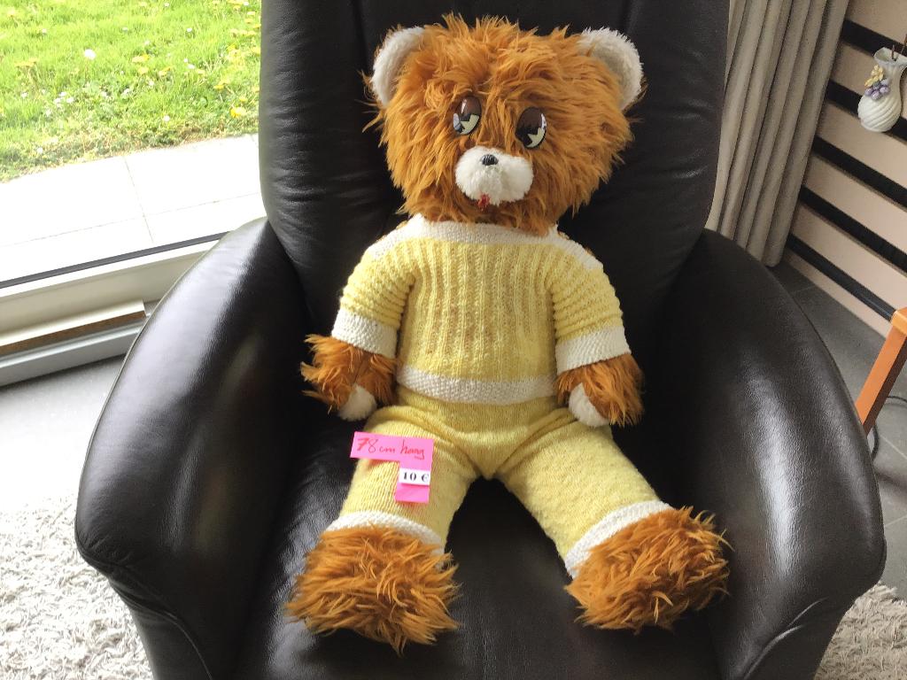 mooie beer van 78 cm hoog met zelf gebreide kledij en andere, Verzamelen, Beren en Cherished Teddies, Ophalen of Verzenden, Zo goed als nieuw