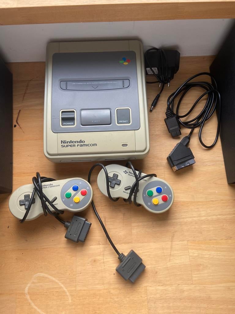 Japanse Super Nintendo (Super Famicom), Games en Spelcomputers, Spelcomputers | Nintendo Super NES, Zo goed als nieuw, Met 2 controllers