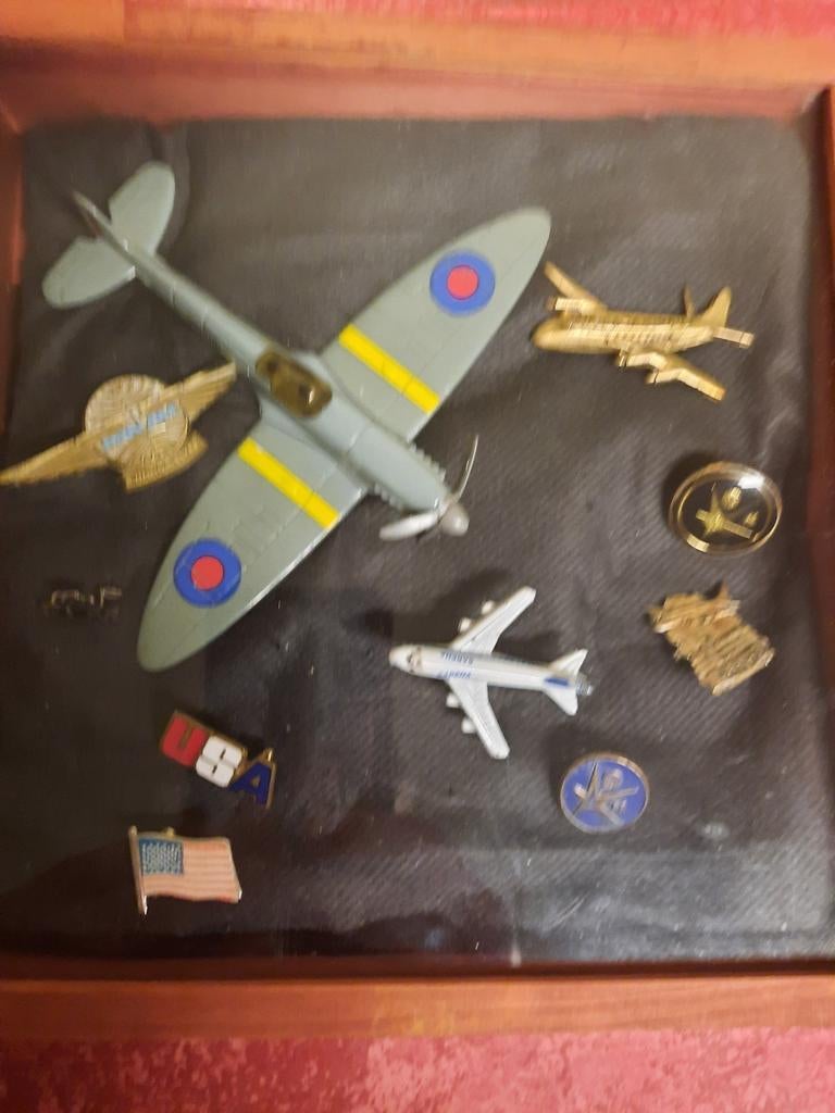 Doos met vliegtuig en pins, Verzamelen, Ophalen, Zo goed als nieuw