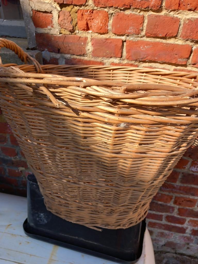 Ancienne manne à linge en osier  (1950)  un peu vermoulue, Maison & Meubles, Enlèvement, Utilisé