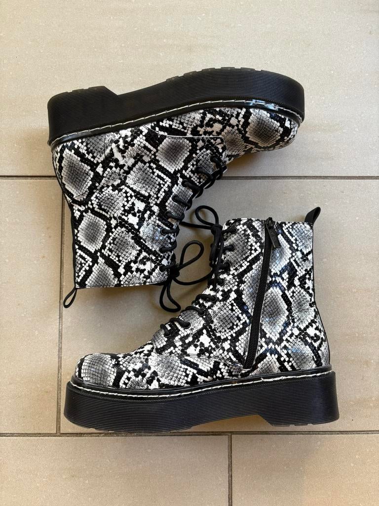 Zwart/witte enkellaarzen met slangenprint van Hailys maat 40, Kleding | Dames, Schoenen, Zo goed als nieuw, Lage of Enkellaarzen