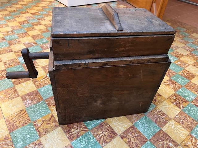 Antieke hand graanmolen met zwengel, Ophalen